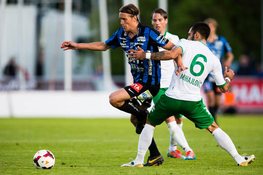 Sirius Kim Skoglund tar sig förbi Hammarbys Marko