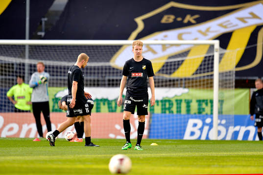 Häckens Samuel Gustafson värmer upp