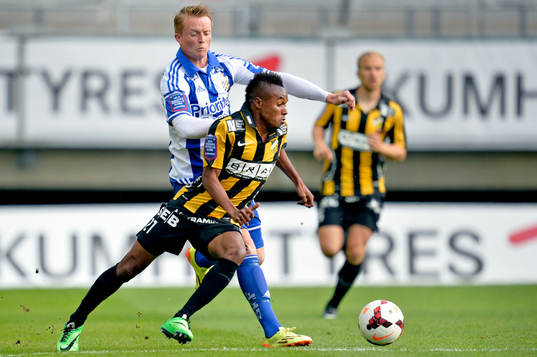 Häckens Nasiru Mohammed i kamp om bollen med IFK