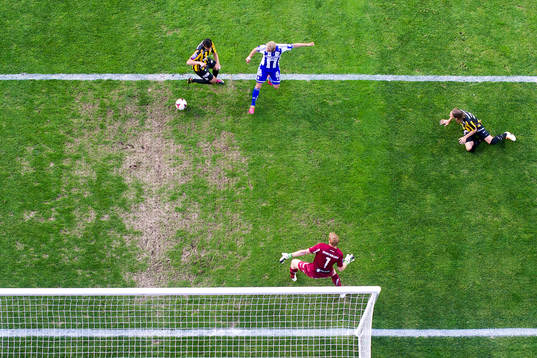 Häckens Leonard Zuta gör självmål vilket betyder 0-1