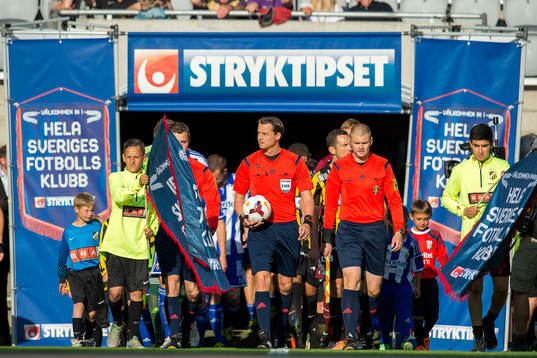 Domarna och spelarna går in på planen
