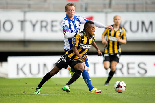 Häckens Nasiru Mohammed  går förbi IFK Göteborgs Sam