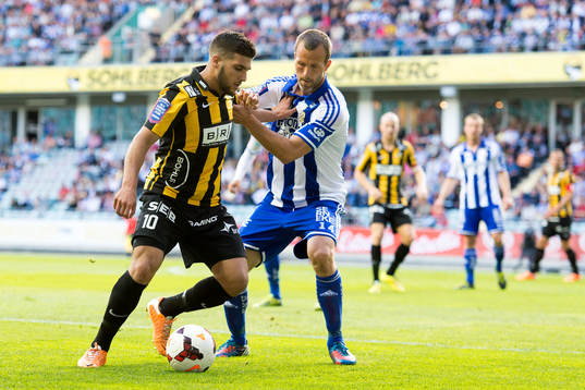 Häckens Moestafa El Kabir håller undan IFK Göteborgs