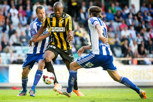 Häckens Carlos Strandberg går emellan IFK Göteborgs