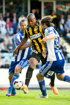 Häckens Carlos Strandberg går emellan IFK Göteborgs