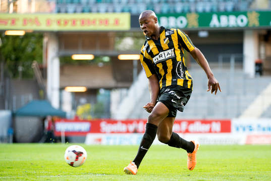 Häckens Carlos Strandberg laddar för skott