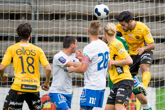 Elfsborgs Arjan Mostafa nickar och får nästan bollen i