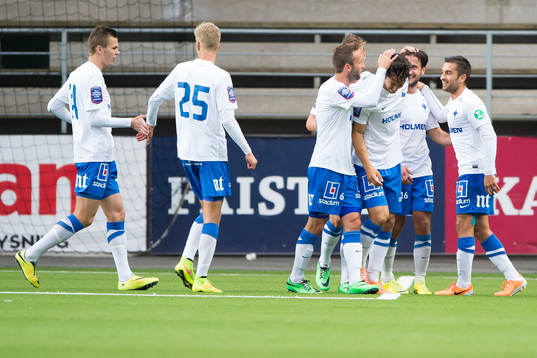 Norrköpings David Boo Wiklander klappas om av spelarna