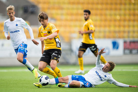 Norrköpings Erik Lundell bryter bollen av Elfsborgs Arber