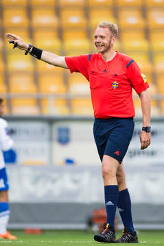 Domaren Andreas Ekholm skrattar