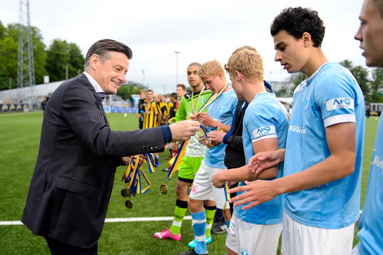 Stefan Lundin, SEF, delar ut medlaljer till Malmö FF