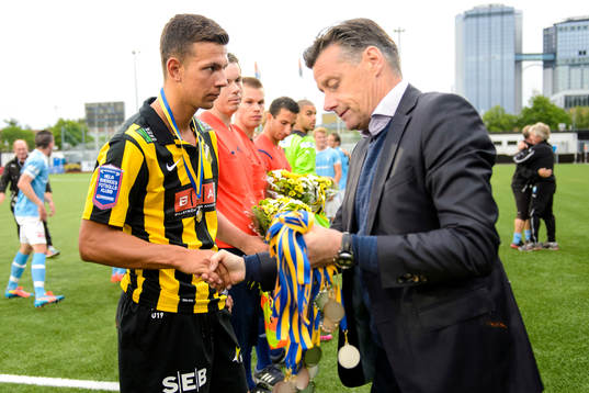 Häckens Petar Radmanovic får sin medalj ev Stefan Lundin,