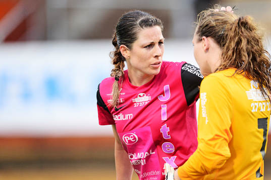 Jitex Emily Zurrer och målvakt Jennifer Falk deppar