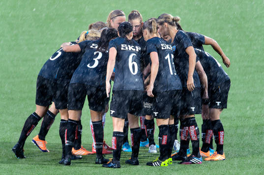 Kopparbergs Göteborg laddar innan fotbollsmatchen i