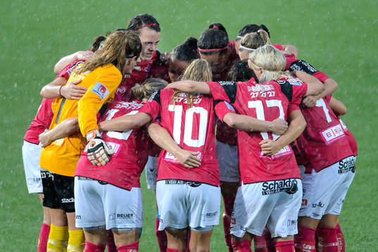 Jitex laddar innan fotbollsmatchen i damallsvenskan mellan