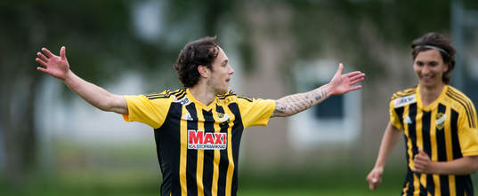 IFK Hässleholms Karim Al-Asi har gjort 2-0 och jublar i