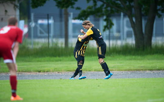 IFK Hässleholms Anton Pramberg nickar och Inatimi Biotonye