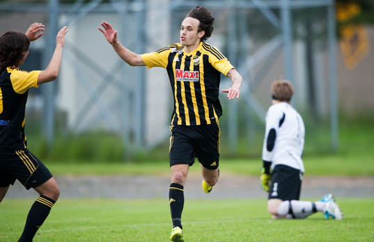 IFK Hässleholms Karim Al-Asi har gjort 2-0 och jublar i