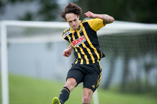 IFK Hässleholms Karim Al-Asi har gjort 2-0 och jublar i