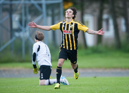 IFK Hässleholms Karim Al-Asi har gjort 2-0 och jublar i