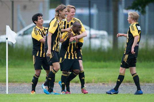 IFK Hässleholms Anton Pramberg nickar och Inatimi Biotonye