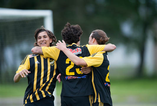 IFK Hässleholms Karim Al-Asi har gjort 2-0 och jublar i