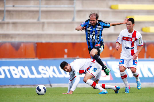 Sirius Karl Larson snubblar på Assyriskas Filip Korkes,