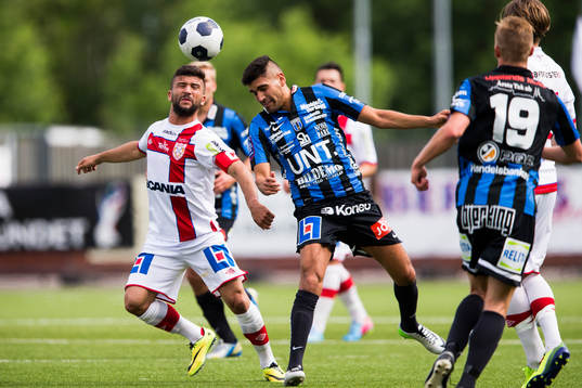 Assyriskas Hezha Agai i en nickduell med Sirius Stefan Silva