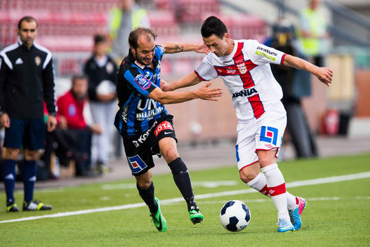 Sirius Karl Larson i kamp om bollen med Assyriskas Fuad