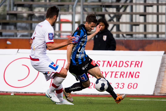 Sirius Jonatan Berg tar sig förbi Assyriskas Sotiris