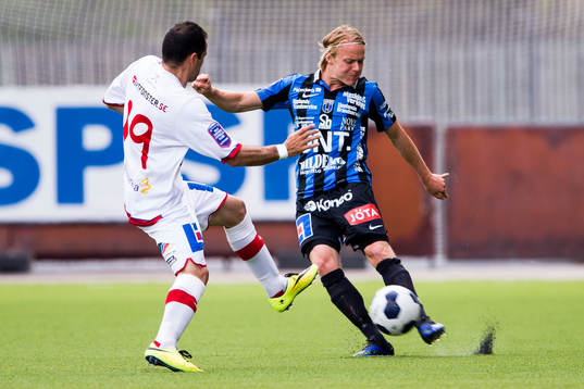 Assyriskas Levon Pachajyan försöker stoppa Sirius Elliot
