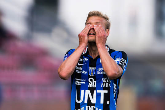 Sirius Johan Arneng tar sig för ansiktet