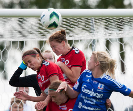 Kristianstads Mia Carlsson nickar undan en hörna i matchen