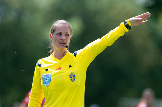 Domaren Alicia Westman i matchen i damallsvenskan mellan