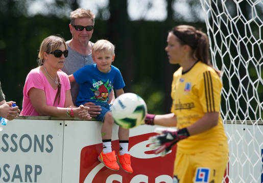 Familj på fotboll i matchen i damallsvenskan mellan