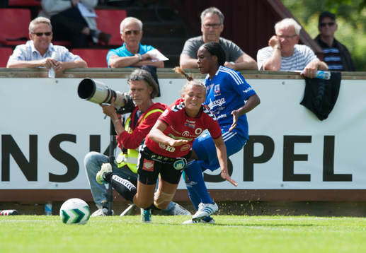 Fotograf i vägen när i matchen i damallsvenskan mellan