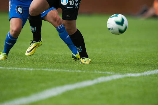 Kamp om bollen i matchen i damallsvenskan mellan