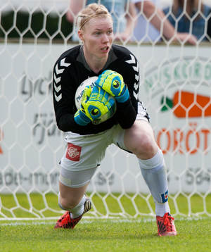 Kristianstads målvakt Hedvig Lindahl greppar bollen i