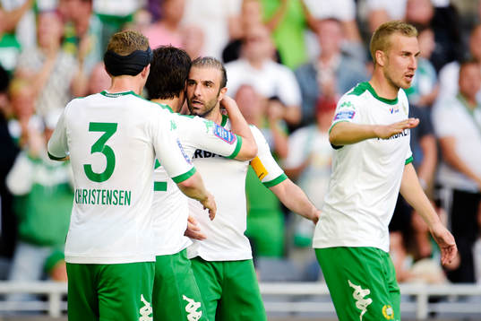 Hammarbys Kennedy Bakircioglu  jublar och kramas om