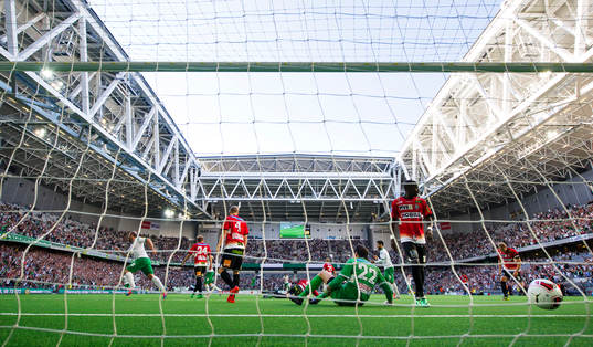 Hammarbys Kennedy Bakircioglu (t v) jublar