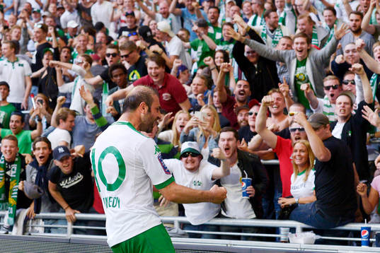 Hammarbys Kennedy Bakircioglu  jublar med publiken