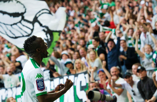 Hammarbys Amadaiya Rennie jublar mot publiken
