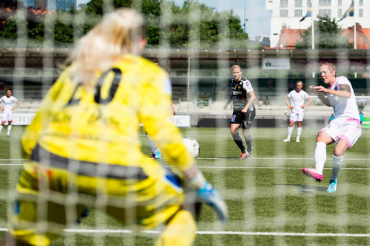 Rosengårds Therese Sjögran gör 1-0 på straff bakom