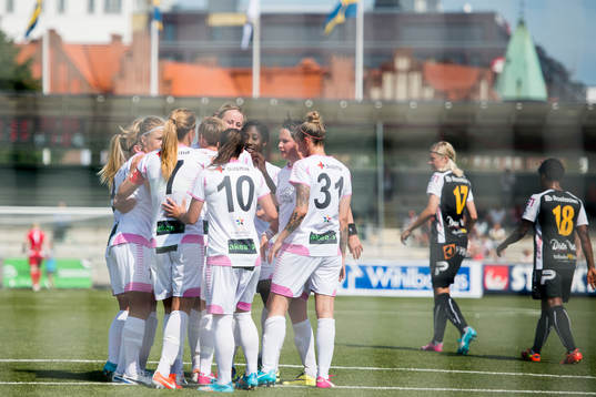 Rosengårds Therese Sjögran gör 1-0 på straff och firas