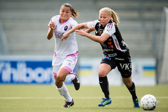 Rosengårds Alexandra Riley tar sig förbi Umeås Emmi