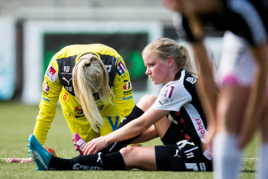 Umeås målvakt Malin Reuterwall och Jenny Hjohlman deppar
