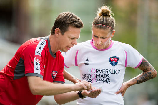 Rosengårds assisterande tränare Markus Tilly instruerar