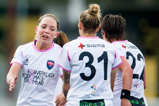 Rosengårds Elin Rubensson klappar om Anja Mittag