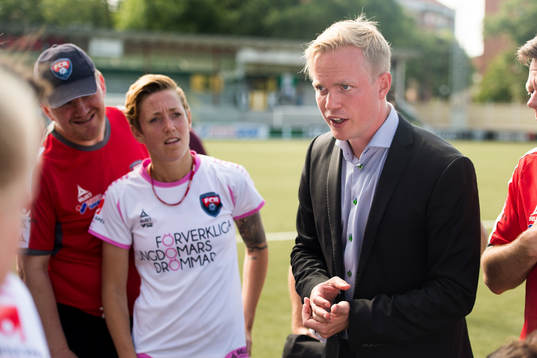 Rosengårds tränare Jonas Eidevall pratar med laget