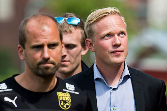 Rosengårds tränare Jonas Eidevall och i förgrunden